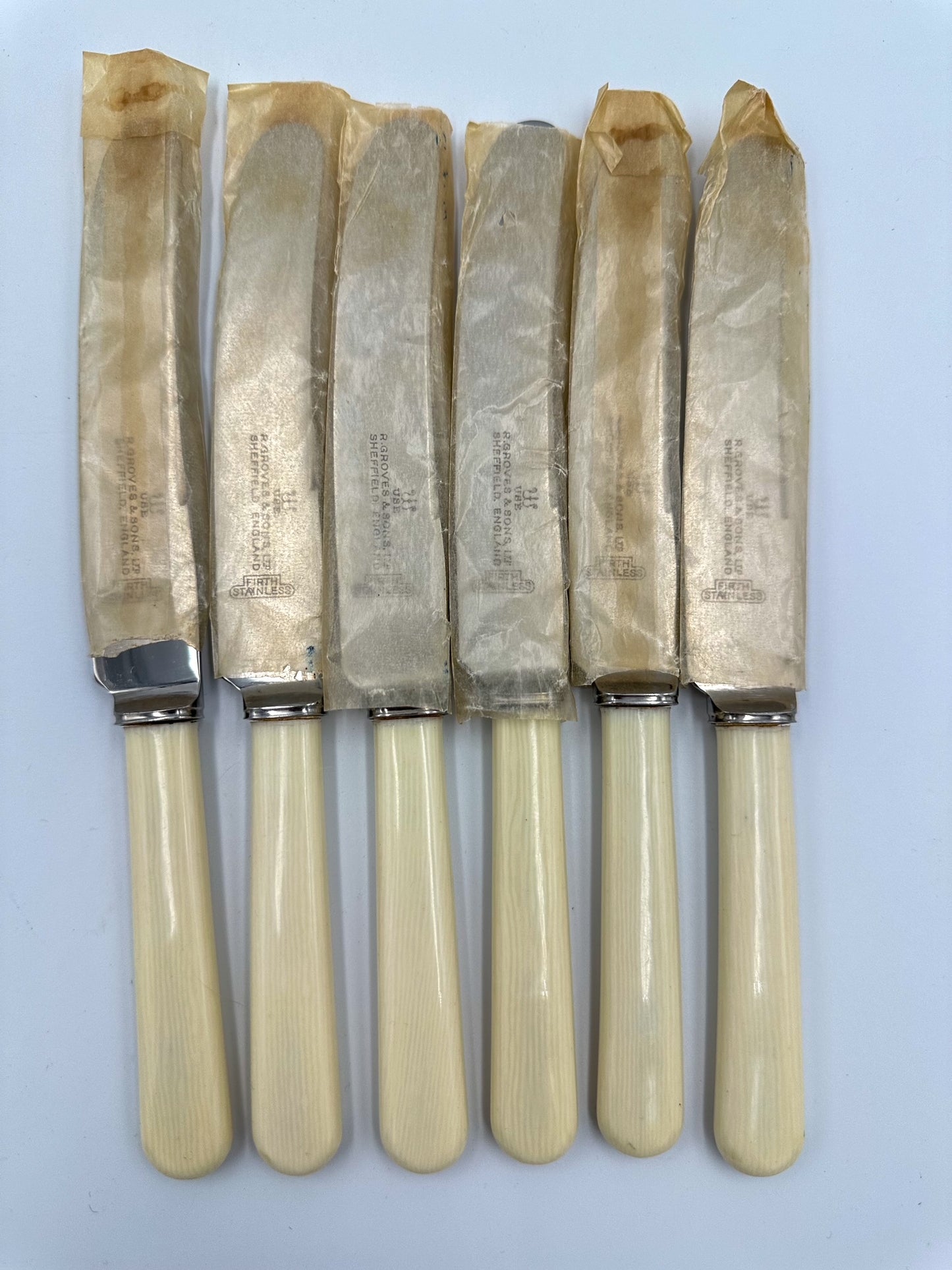 Vintage Richard Groves Bakelite Knife Set